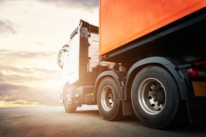 ¿Cómo elegir llantas para transporte pesado y optimizar tu flota?