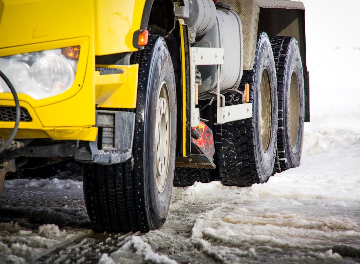 Llantas para camiones en primer plano sobre la carretera con nieve