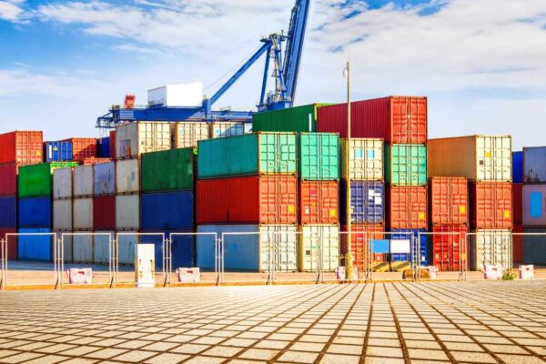 Contenedores listos para exportación de llantas