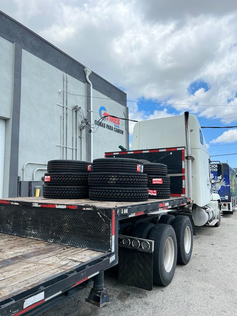 Camión cargando de llantas para la importación
