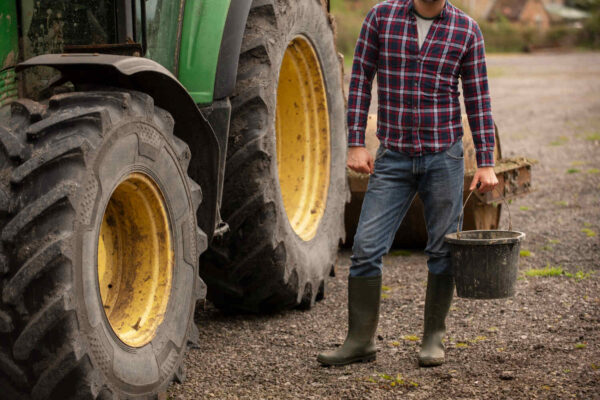 Vehículo de gran magnito con llantas agrícolas