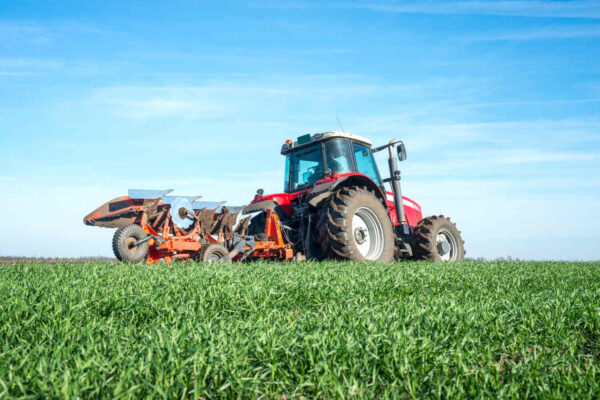 Vehículo en el campo utilizando llantas agrícolas
