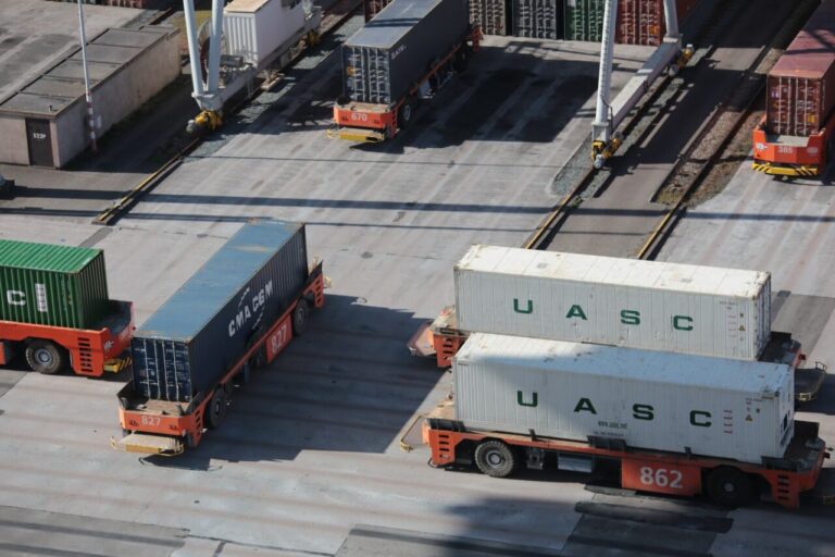 Puerto preparando camiones con exportación de llantas en Colombia
