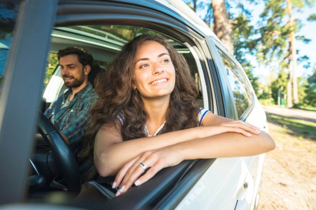 Familia viajando después de comprar llantas para su automóvil