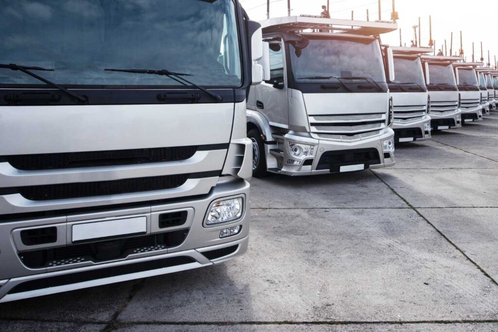 Camiones estacionados en bodega esperando su cambio de llantas