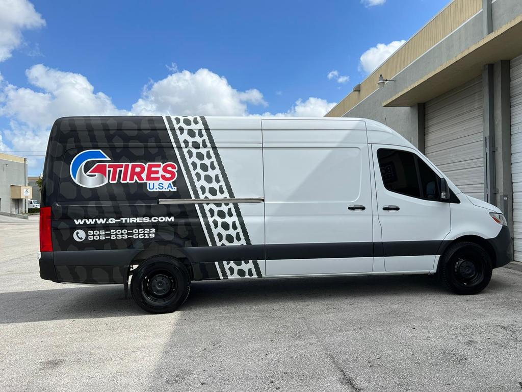 Carro estacionado con el logo de GTires